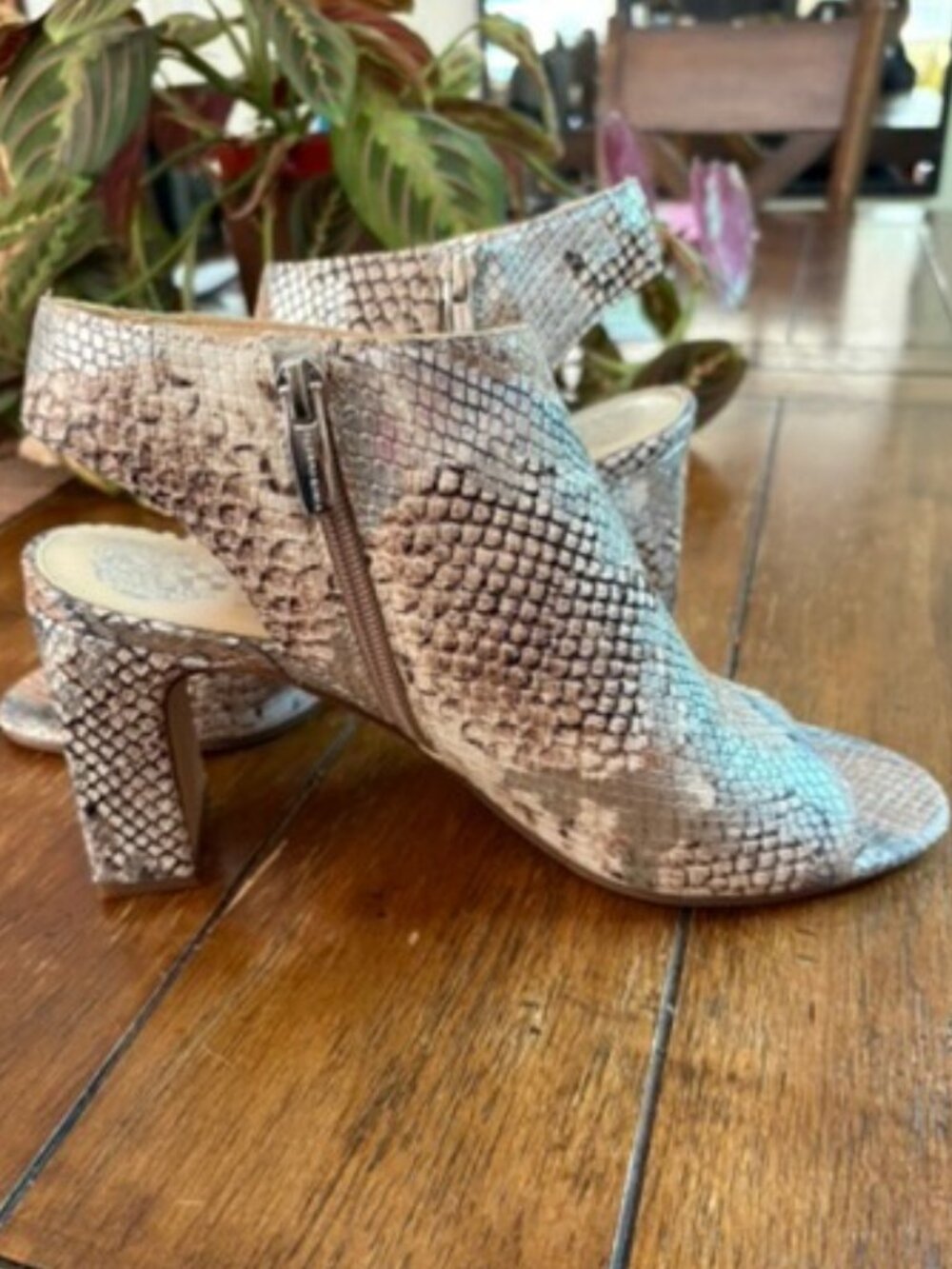 VINCE CAMUTO Leather Snake heels